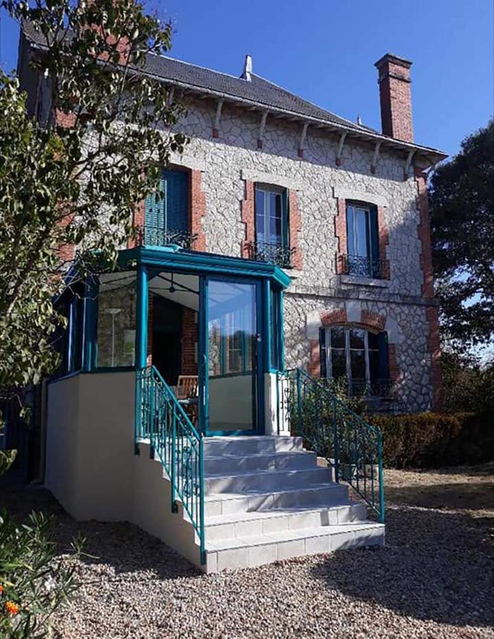 Verrière et escalier avec balustrade en métal Bourges